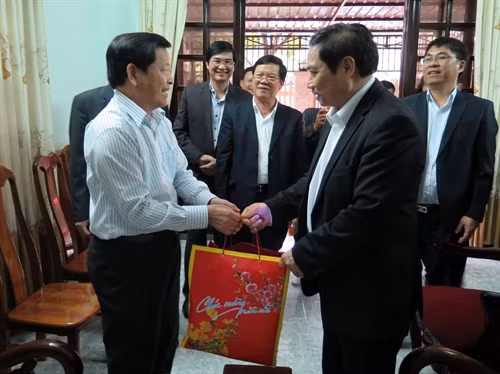 Đồng chí Phạm Minh Chính tới thăm gia đình ông Trần Xuân Thọ, nguyên cán bộ lãnh đạo tỉnh Quảng Nam. Ảnh: Đỗ Trưởng – TTXVN