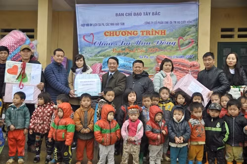 Lãnh đạo Ban Chỉ đạo Tây Bắc tặng quà Tết cho học sinh trường THCS bán trú Suối Thầu, huyện Sa Pa, tỉnh Lào Cai. Ảnh: Hương Thu- TTXVN