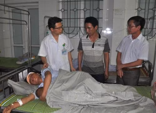Các nạn nhân bị thương được cấp cứu tại Bệnh viện đa khoa Nghĩa Lộ. Ảnh: Đức Tưởng – TTXVN
