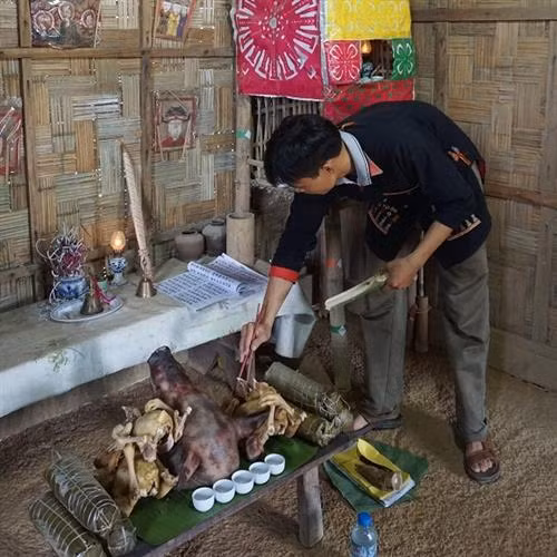 Thắp hương để mời, thần linh, ông bà tổ tiên về ăn Tết rằm tháng Bảy. Ảnh: Hoàng Tâm