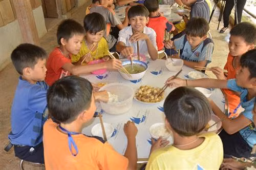 Bữa ăn của học sinh bán trú tại huyện biên giới Ia H’Dra (tỉnh Kon Tum). Ảnh: Hồng Điệp - TTXVN