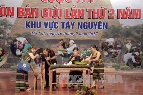Tiểu phẩm sân khấu của Đội Đắc Nông hấp dẫn người xem. Ảnh: Chu Quốc Hùng-TTXVN