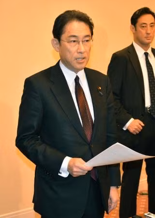 Ngoại trưởng Nhật Bản Fumio Kishida (trái). Kyodo/TTXVN