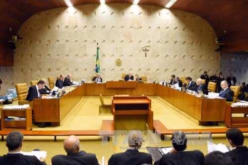 Toàn cảnh phiên họp bất thường của Tòa án tối cao Brazil nhằm ra quyết định ngừng việc luận tội Tổng thống Dilma Rousseff, ở Brasilia ngày 14/4. AFP/TTXVN