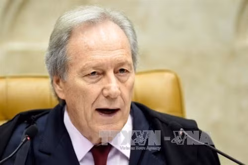 Chánh án Tòa án tối cao Brazil Ricardo Lewandowsk phát biểu tại phiên họp bất thường của Tòa nhằm ra quyết định ngừng việc luận tội Tổng thống Dilma Rousseff, ở Brasilia ngày 14/4. AFP/TTXVN