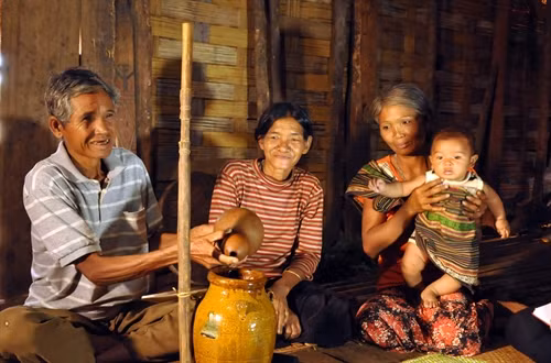 Gia đình người dân tộc sinh sống trong nhà dài tại huyện Bảo Lâm, tỉnh Lâm Đồng.
