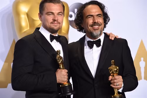 Nam Diễn viên chính xuất sắc nhất Leonardo DiCaprio (trái) và đạo diễn xuất sắc nhất Alejandro G. Iñárritu tại Lễ trao giải. AFP/TTXVN