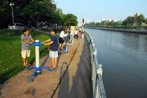 Người dân tập thể dục bên bờ kênh.