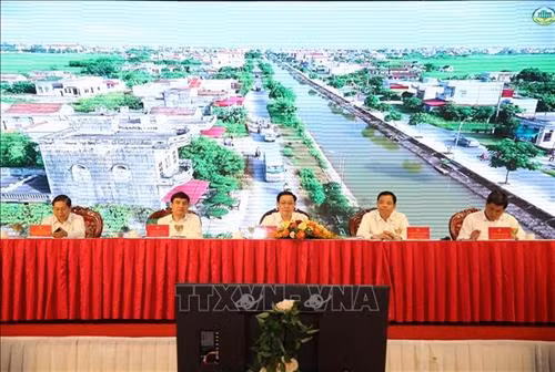 Phó Thủ tướng Vương Đình Huệ (giữa) chủ trì hội nghị. Ảnh: Bích Huệ - TTXVN