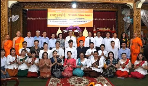 Phó Thủ tướng thường trực Trương Hòa Bình chúc mừng chư Tăng, Phật tử Nam tông Khmer và đồng bào Khmer tại Thành phố Hồ Chí Minh. Ảnh: Xuân Khu - TTXVN