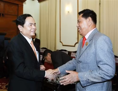 Chủ tịch Ủy ban Trung ương Mặt trận Tổ quốc Việt Nam Trần Thanh Mẫn tiếp ông Nhem Valy, Quyền Tổng Thư ký Mặt trận Đoàn kết phát triển Vương quốc Campuchia đang thăm và làm việc tại Việt Nam. Ảnh: Nguyễn Dân – TTXVN.