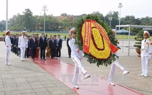 Chủ tịch Quốc hội, Chủ tịch Mặt trận đoàn kết phát triển Tổ quốc Campuchia Heng Samrin; Chủ tịch Ủy ban Trung ương Mặt trận Tổ quốc Việt Nam Trần Thanh Mẫn; Chủ tịch Ủy ban Trung ương Mặt trận Lào xây dựng đất nước Kaysone Phomvihane đặt vòng hoa và vào Lăng viếng Chủ tịch Hồ Chí Minh. Ảnh: Văn Điệp – TTXVN.