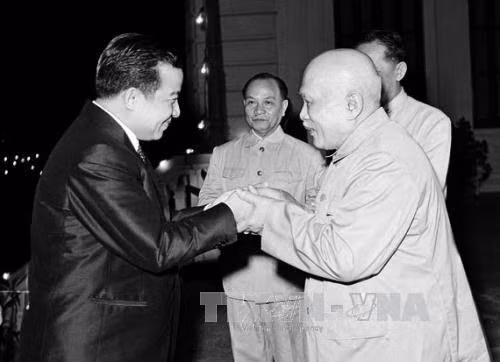 Chủ tịch nước Tôn Đức Thắng đón Quốc trưởng Campuchia Samdech Norodom Sihanouk sang thăm chính thức Việt Nam (26/5/1970). Ảnh: Tư liệu TTXVN