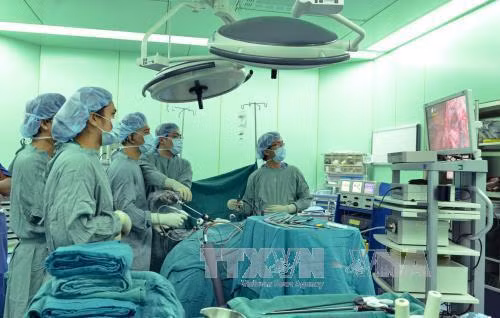 Các bác sĩ Khoa Ngoại tiêu hóa Bệnh viện Đại học Y Dược Thành phố Hồ Chí Minh thực hiện kỹ thuật Nạo hạch chậu trong phẫu thuật điều trị ung thư trực tràng. Ảnh: Phương Vy- TTXVN.