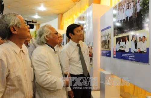 Nguyên Chủ tịch nước Trương Tấn Sang và các đại biểu tham quan triển lãm. Ảnh: Thanh Bình - TTXVN