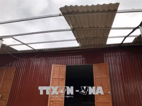 Phần mái che của một ngôi nhà lắp ghép bị gió lốc cuốn bay. Ảnh: Hữu Quyết - TTXVN