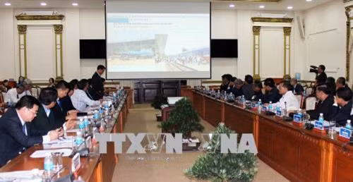 Giới thiệu hạ tầng giao thông Thành phố Hồ Chí Minh tại buổi Hội đàm. Ảnh: Xuân Khu-TTXVN