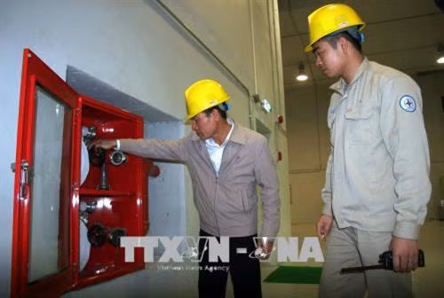 Cán bộ phân xưởng vận hành nhà máy thủy điện Lai Châu kiểm tra họng nước chữa cháy tại khu vực tổ máy tuabin hoạt động. Ảnh: Công Tuyên - TTXVN phát.