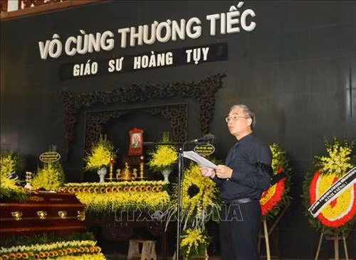 Ban tổ chức lễ tang đọc điếu văn truy điệu Giáo sư Hoàng Tụy. Ảnh: Doãn Tấn - TTXVN
