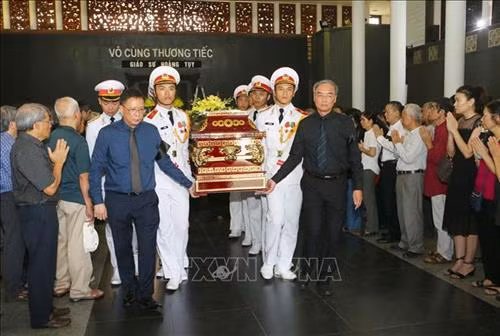 Ban tổ chức đưa linh cữu Giáo sư Hoàng Tụy về nơi an nghỉ cuối cùng. Ảnh: Doãn Tấn - TTXVN