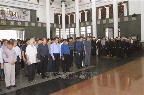 Đại biểu dành 1 phút mặc niệm tại Lễ truy điệu Giáo sư Hoàng Tụy. Ảnh: Doãn Tấn - TTXVN