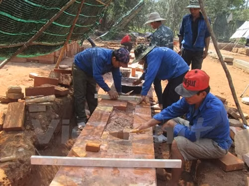 Một phần đoạn đầu của đường cổ và hai bờ tường dẫn sau tháp K mới vừa phát lộ. Ảnh: TTXVN