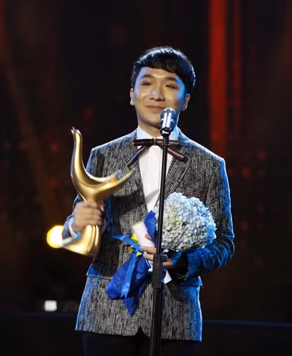 Giải “Âm Nhạc Cống Hiến” Lần 12 -2017, hạng mục Nghệ sĩ mới của năm thuộc về Hoàng Rob. Ảnh: Phương Vy