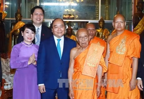 Thủ tướng Nguyễn Xuân Phúc đến thăm và chúc Tết Đại Tăng thống Tep Vong. Ảnh: Thống Nhất – TTXVN.