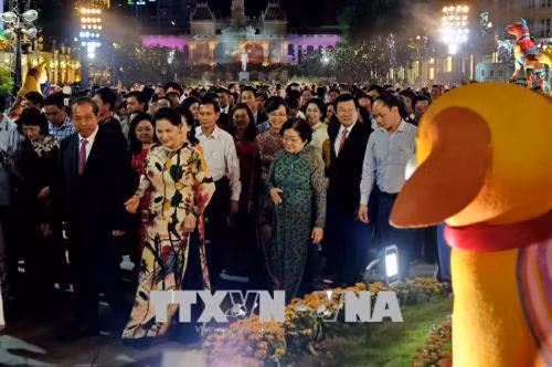 Các đồng chí lãnh đạo Đảng, Nhà nước, Thành phố Hồ Chí Minh và khách mời tham quan Đường hoa Tết Mậu Tuất 2018. Ảnh: Thế Anh-TTXVN