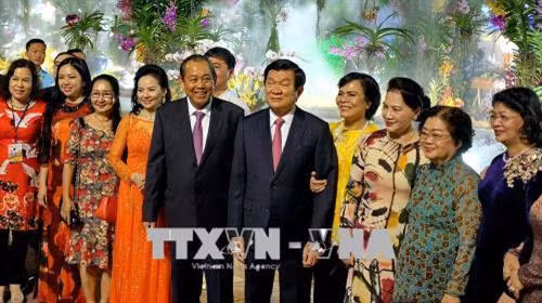 Các đồng chí lãnh đạo Đảng, Nhà nước, Thành phố Hồ Chí Minh và khách mời tham quan Đường hoa Tết Mậu Tuất 2018. Ảnh: Thế Anh-TTXVN