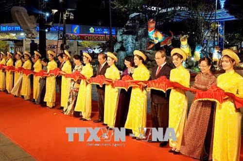 Lễ cắt băng khai mạc Lễ hội Đường hoa Tết Mậu Tuất 2018. Ảnh: Thế Anh-TTXVN