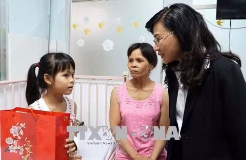 Bà Nguyễn Thị Thu, Phó chủ tịch UBND thành phố Hồ Chí Minh tặng quà cho bệnh nhi tại Bệnh viện Nhi đồng 1. Ảnh: Đinh Hằng - TTXVN