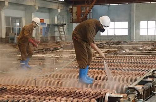 Hoạt động sản xuất tại Chi nhánh Luyện đồng Lào Cai. Ảnh: Quốc Khánh - TTXVN