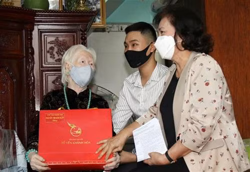 Chủ tịch Quốc hội Nguyễn Thị Kim Ngân tặng quà cho Bà mẹ Việt Nam Anh hùng Nguyễn Thị Cang, có hai người con là liệt sỹ. Ảnh: Tiến Lực – TTXVN
