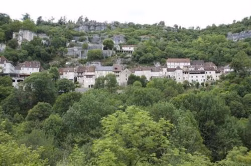 Ngôi làng cổ Rocamadour được xây dựng trên vách núi ở vùng Occitanie, miền tây nam Pháp. Từ thời Trung cổ, ngôi làng đã thu hút những người hành hương từ khắp châu Âu tới đây tham quan các công trình lịch sử và nhà thờ Đức Mẹ Maria. Thánh St Amator đã sống và qua đời tại ngôi làng Rocamadour ngay sau khi ông rời khỏi Jerusalem. Truyền thuyết kể rằng sau khi thi thể thánh St Amator được phát hiện, một số phép màu đã xảy ra. Ngôi làng bắt đầu thu hút nhiều người hành hương và ủng hộ từ các nhà vua Pháp, giúp ngôi làng xây dựng các nơi thờ cúng. Một lý do khác khiến Rocamadour thu hút nhiều du khách là phong cảnh đẹp. Các công trình cổ được xây dựng trên vách núi nhìn xuống sông Alzou. Các tòa nhà trong làng có độ cao cách mặt đất phía dưới khoảng 120m. Trung tâm của ngôi làng là nhà thờ hành hương Notre Dame, được cải tạo lại từ công trình gốc được xây dựng từ năm 1479. Ngoài ra, Rocamadour còn có nhiều công trình cổ kính khác được xây dựng từ thời Trung cổ. Du khách tham quan dọc một con đường dốc tại ngôi làng cổ Rocamadour. Những ngôi nhà được xây dựng trên vách đá dựng đứng.