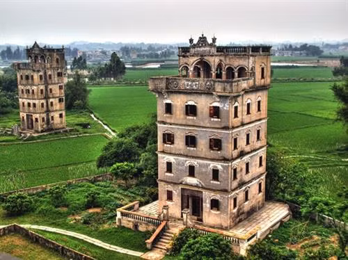 Địa điểm đứng đầu danh sách những ngôi làng, trấn cố là di sản UNESCO sở hữu kiến trúc truyền thống đặc sắc là làng Český Krumlov. Theo UNESCO, Český Krumlov – nằm dọc bên bờ sông Vitava ( CH Séc) – là một trong những ngôi làng trung cổ được bảo tồn tốt nhất ở Đông Âu. Làng cổ Shirakawa-go (tỉnh Gifu, Nhật Bản) nổi tiếng với hơn 30 mái nhà có hình dáng như hai bàn tay úp lại vào nhau lúc đang cầu nguyện Thành cổ Lệ Giang (tỉnh Vân Nam, Trung Quốc) được thành lập từ thế kỉ 13 cho đến nay vẫn lưu giữ gần như nguyên vẹn cấu trúc đô thị cổ Thị trấn mỏ lâu đời nhất ở Slovakia, Banská Štiavnica. Làng Holašovice, nằm ở tỉnh Nam Holašovice (CH Séc), lưu giữ những tòa nhà có từ hồi thế kỉ 18 và 19 cũng như 23 trang trại cổ xưa. Vlkolínec là một khu phố đẹp của thành phố Ruzomberok (Slovakia). Về lịch sử, địa danh được UNESCO công nhận di sản thế giới vốn là một ngôi làng riêng. Nơi đây, có các ngôi nhà mang đậm kiến trúc nông thôn vùng phía bắc dãy núi Karpat. UNESCO mô tả ngôi làng Hollokö là một “địa điểm điển hình về lối sống nông thôn trước cuộc cách mạng công nghiệp thế kỉ 20” nhờ một loạt các vườn cây trái, vườn nho, đồng cỏ và các di tích lâu đài thời trung cổ có từ năm 1310. Thị trấn Bardejov (nằm ở thượng nguồn sông Topl của Slovakia) là một hình mẫu tiêu biểu cho các thị trấn giao thương truyền thống ở Trung Âu thời trung cổ. Theo UNESCO, làng Zili (thị trấn Đường Khẩu, thành phố Khai Bình, tỉnh Quảng Đông, Trung Quốc) sở hữu những ngôi nhà mang đậm phong cách kiến trúc của La Mã, Hồi giáo, Ba rốc. Đặc biệt, phía bên ngoài, các tòa nhà này đều mang hơi hướng phong cách phương Tây nhưng nội thất bên trong đều theo phong cách truyền thống của Trung Quốc. Thị trấn cổ Tallinn ở Estonia chứa đựng những dấu tích cổ xưa nhất trong phong cách kiến trúc châu Âu như những bức thành cổ, lối đi lát đá, nhà thờ, ngọn tháp. Ngôi làng Xidi nằm ở Quận Yi, vùng Quý Châu, tỉnh An Huy, Trung Quốc còn lưu giữ những ngôi nhà dân làm bằng gỗ từ thời nhà Minh, nhà Thanh. Làng Hongcun cũng nằm ở Quận Yi của tỉnh An Huy được bao quanh bởi những ngọn đồi và các dòng suối trong veo chảy vắt ngang ngôi làng. Làng Hahoe, tỉnh Gyeongsangbuk-do của Hàn Quốc là khu vực bảo tồn những công trình kiến trúc có từ thời Joseon. Làng Yangdong (Gyeongju , Hàn Quốc) có tới hơn 150 ngôi nhà có mái lát gạch được xây dựng trên khắp các khu rừng xung quanh.