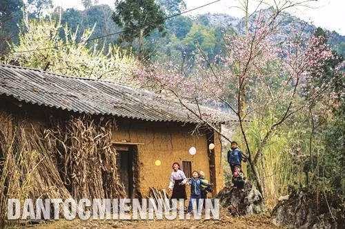 Cuộc sống còn vất vả, thiếu thốn nhưng nét vui tươi, hồn nhiên vẫn luôn hiện hữu trên khuôn mặt của các em