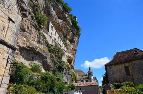Ngôi làng cổ Rocamadour được xây dựng trên vách núi ở vùng Occitanie, miền tây nam Pháp. Từ thời Trung cổ, ngôi làng đã thu hút những người hành hương từ khắp châu Âu tới đây tham quan các công trình lịch sử và nhà thờ Đức Mẹ Maria. Thánh St Amator đã sống và qua đời tại ngôi làng Rocamadour ngay sau khi ông rời khỏi Jerusalem. Truyền thuyết kể rằng sau khi thi thể thánh St Amator được phát hiện, một số phép màu đã xảy ra. Ngôi làng bắt đầu thu hút nhiều người hành hương và ủng hộ từ các nhà vua Pháp, giúp ngôi làng xây dựng các nơi thờ cúng. Một lý do khác khiến Rocamadour thu hút nhiều du khách là phong cảnh đẹp. Các công trình cổ được xây dựng trên vách núi nhìn xuống sông Alzou. Các tòa nhà trong làng có độ cao cách mặt đất phía dưới khoảng 120m. Trung tâm của ngôi làng là nhà thờ hành hương Notre Dame, được cải tạo lại từ công trình gốc được xây dựng từ năm 1479. Ngoài ra, Rocamadour còn có nhiều công trình cổ kính khác được xây dựng từ thời Trung cổ. Du khách tham quan dọc một con đường dốc tại ngôi làng cổ Rocamadour. Những ngôi nhà được xây dựng trên vách đá dựng đứng.