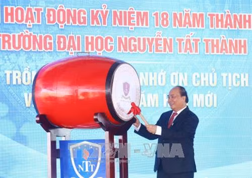 Thủ tướng Nguyễn Xuân Phúc đánh trống khai giảng năm học mới tại Trường Đại học Nguyễn Tất Thành. Ảnh: Thống Nhất–TTXVN