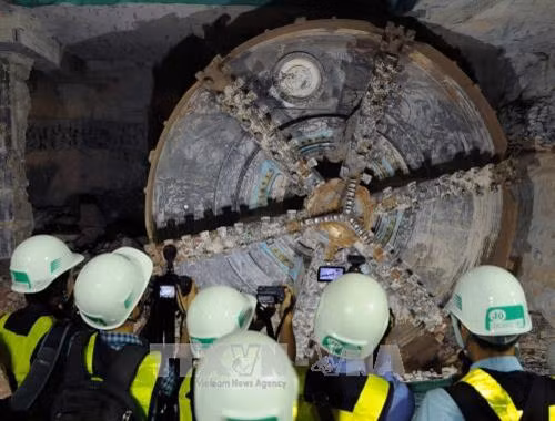 Các đại biểu tham quan máy khoan hầm TBM. Ảnh: An Hiếu – TTXVN