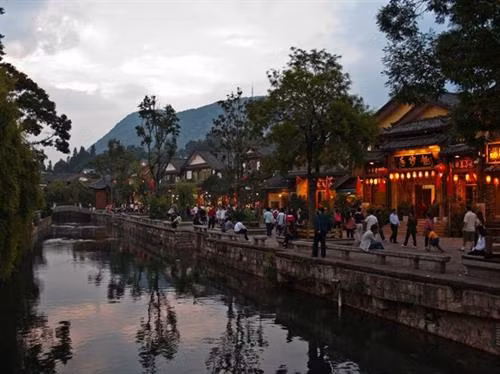 Địa điểm đứng đầu danh sách những ngôi làng, trấn cố là di sản UNESCO sở hữu kiến trúc truyền thống đặc sắc là làng Český Krumlov. Theo UNESCO, Český Krumlov – nằm dọc bên bờ sông Vitava ( CH Séc) – là một trong những ngôi làng trung cổ được bảo tồn tốt nhất ở Đông Âu. Làng cổ Shirakawa-go (tỉnh Gifu, Nhật Bản) nổi tiếng với hơn 30 mái nhà có hình dáng như hai bàn tay úp lại vào nhau lúc đang cầu nguyện Thành cổ Lệ Giang (tỉnh Vân Nam, Trung Quốc) được thành lập từ thế kỉ 13 cho đến nay vẫn lưu giữ gần như nguyên vẹn cấu trúc đô thị cổ Thị trấn mỏ lâu đời nhất ở Slovakia, Banská Štiavnica. Làng Holašovice, nằm ở tỉnh Nam Holašovice (CH Séc), lưu giữ những tòa nhà có từ hồi thế kỉ 18 và 19 cũng như 23 trang trại cổ xưa. Vlkolínec là một khu phố đẹp của thành phố Ruzomberok (Slovakia). Về lịch sử, địa danh được UNESCO công nhận di sản thế giới vốn là một ngôi làng riêng. Nơi đây, có các ngôi nhà mang đậm kiến trúc nông thôn vùng phía bắc dãy núi Karpat. UNESCO mô tả ngôi làng Hollokö là một “địa điểm điển hình về lối sống nông thôn trước cuộc cách mạng công nghiệp thế kỉ 20” nhờ một loạt các vườn cây trái, vườn nho, đồng cỏ và các di tích lâu đài thời trung cổ có từ năm 1310. Thị trấn Bardejov (nằm ở thượng nguồn sông Topl của Slovakia) là một hình mẫu tiêu biểu cho các thị trấn giao thương truyền thống ở Trung Âu thời trung cổ. Theo UNESCO, làng Zili (thị trấn Đường Khẩu, thành phố Khai Bình, tỉnh Quảng Đông, Trung Quốc) sở hữu những ngôi nhà mang đậm phong cách kiến trúc của La Mã, Hồi giáo, Ba rốc. Đặc biệt, phía bên ngoài, các tòa nhà này đều mang hơi hướng phong cách phương Tây nhưng nội thất bên trong đều theo phong cách truyền thống của Trung Quốc. Thị trấn cổ Tallinn ở Estonia chứa đựng những dấu tích cổ xưa nhất trong phong cách kiến trúc châu Âu như những bức thành cổ, lối đi lát đá, nhà thờ, ngọn tháp. Ngôi làng Xidi nằm ở Quận Yi, vùng Quý Châu, tỉnh An Huy, Trung Quốc còn lưu giữ những ngôi nhà dân làm bằng gỗ từ thời nhà Minh, nhà Thanh. Làng Hongcun cũng nằm ở Quận Yi của tỉnh An Huy được bao quanh bởi những ngọn đồi và các dòng suối trong veo chảy vắt ngang ngôi làng. Làng Hahoe, tỉnh Gyeongsangbuk-do của Hàn Quốc là khu vực bảo tồn những công trình kiến trúc có từ thời Joseon. Làng Yangdong (Gyeongju , Hàn Quốc) có tới hơn 150 ngôi nhà có mái lát gạch được xây dựng trên khắp các khu rừng xung quanh.