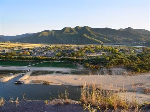 Địa điểm đứng đầu danh sách những ngôi làng, trấn cố là di sản UNESCO sở hữu kiến trúc truyền thống đặc sắc là làng Český Krumlov. Theo UNESCO, Český Krumlov – nằm dọc bên bờ sông Vitava ( CH Séc) – là một trong những ngôi làng trung cổ được bảo tồn tốt nhất ở Đông Âu. Làng cổ Shirakawa-go (tỉnh Gifu, Nhật Bản) nổi tiếng với hơn 30 mái nhà có hình dáng như hai bàn tay úp lại vào nhau lúc đang cầu nguyện Thành cổ Lệ Giang (tỉnh Vân Nam, Trung Quốc) được thành lập từ thế kỉ 13 cho đến nay vẫn lưu giữ gần như nguyên vẹn cấu trúc đô thị cổ Thị trấn mỏ lâu đời nhất ở Slovakia, Banská Štiavnica. Làng Holašovice, nằm ở tỉnh Nam Holašovice (CH Séc), lưu giữ những tòa nhà có từ hồi thế kỉ 18 và 19 cũng như 23 trang trại cổ xưa. Vlkolínec là một khu phố đẹp của thành phố Ruzomberok (Slovakia). Về lịch sử, địa danh được UNESCO công nhận di sản thế giới vốn là một ngôi làng riêng. Nơi đây, có các ngôi nhà mang đậm kiến trúc nông thôn vùng phía bắc dãy núi Karpat. UNESCO mô tả ngôi làng Hollokö là một “địa điểm điển hình về lối sống nông thôn trước cuộc cách mạng công nghiệp thế kỉ 20” nhờ một loạt các vườn cây trái, vườn nho, đồng cỏ và các di tích lâu đài thời trung cổ có từ năm 1310. Thị trấn Bardejov (nằm ở thượng nguồn sông Topl của Slovakia) là một hình mẫu tiêu biểu cho các thị trấn giao thương truyền thống ở Trung Âu thời trung cổ. Theo UNESCO, làng Zili (thị trấn Đường Khẩu, thành phố Khai Bình, tỉnh Quảng Đông, Trung Quốc) sở hữu những ngôi nhà mang đậm phong cách kiến trúc của La Mã, Hồi giáo, Ba rốc. Đặc biệt, phía bên ngoài, các tòa nhà này đều mang hơi hướng phong cách phương Tây nhưng nội thất bên trong đều theo phong cách truyền thống của Trung Quốc. Thị trấn cổ Tallinn ở Estonia chứa đựng những dấu tích cổ xưa nhất trong phong cách kiến trúc châu Âu như những bức thành cổ, lối đi lát đá, nhà thờ, ngọn tháp. Ngôi làng Xidi nằm ở Quận Yi, vùng Quý Châu, tỉnh An Huy, Trung Quốc còn lưu giữ những ngôi nhà dân làm bằng gỗ từ thời nhà Minh, nhà Thanh. Làng Hongcun cũng nằm ở Quận Yi của tỉnh An Huy được bao quanh bởi những ngọn đồi và các dòng suối trong veo chảy vắt ngang ngôi làng. Làng Hahoe, tỉnh Gyeongsangbuk-do của Hàn Quốc là khu vực bảo tồn những công trình kiến trúc có từ thời Joseon. Làng Yangdong (Gyeongju , Hàn Quốc) có tới hơn 150 ngôi nhà có mái lát gạch được xây dựng trên khắp các khu rừng xung quanh.