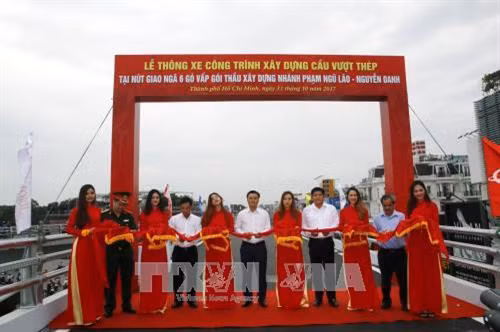 Cắt băng thông xe nhánh còn lại cầu vượt tại ngã 6 Gò Vấp. Ảnh: Hoàng Hải-TTXVN