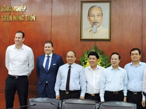 Thứ trưởng Vũ Văn Tám (người thứ ba từ trái sang) chụp ảnh kỷ niệm tại buổi gặp mặt