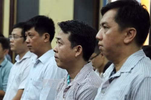 Các bị cáo nghe tuyên án. Ảnh: Mạnh Linh-TTXVN