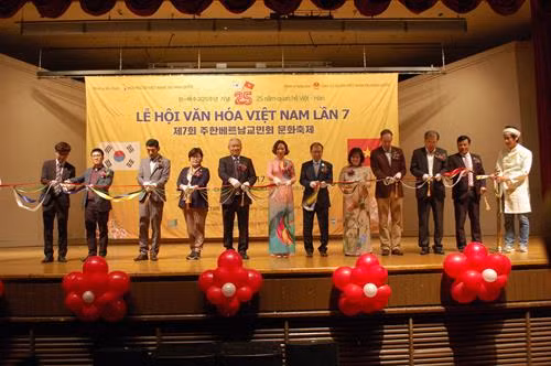 Lễ cắt băng khai mạc Lễ hội Văn hóa Việt Nam lần thứ 7. Ảnh: Vũ Toàn – TTXVN