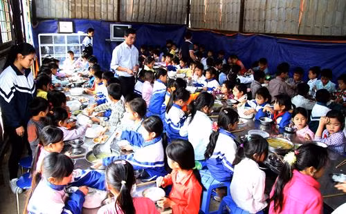 Bữa ăn của các em học sinh trường Phổ thông DTBT Tiểu học số 1 xã Ta Gia. Ảnh: Việt Hoàng - TTXVN