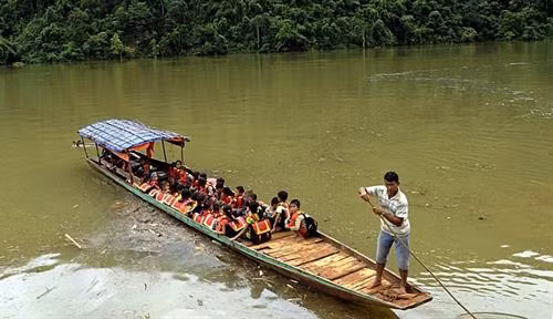 Các thầy Trường Phổ thông DTBT Tiểu học số 1 xã Ta Gia đưa học sinh vượt sông Nậm Mu về trường. Ảnh: Việt Hoàng - TTXVN