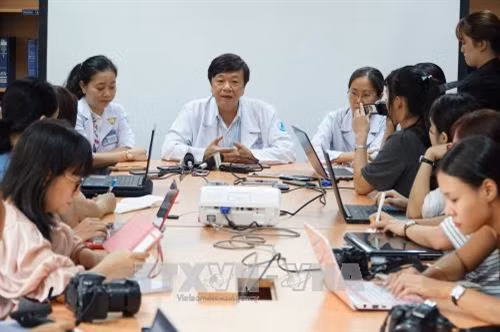 Các bác sĩ Bệnh viện Nhi Đồng 1 cung cấp thông tin về trường hợp bệnh nhi sơ sinh có khối bướu khổng lồ. Ảnh: Phương Vy-TTXVN