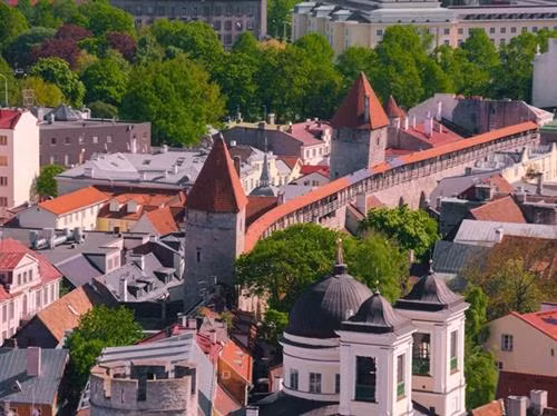 Địa điểm đứng đầu danh sách những ngôi làng, trấn cố là di sản UNESCO sở hữu kiến trúc truyền thống đặc sắc là làng Český Krumlov. Theo UNESCO, Český Krumlov – nằm dọc bên bờ sông Vitava ( CH Séc) – là một trong những ngôi làng trung cổ được bảo tồn tốt nhất ở Đông Âu. Làng cổ Shirakawa-go (tỉnh Gifu, Nhật Bản) nổi tiếng với hơn 30 mái nhà có hình dáng như hai bàn tay úp lại vào nhau lúc đang cầu nguyện Thành cổ Lệ Giang (tỉnh Vân Nam, Trung Quốc) được thành lập từ thế kỉ 13 cho đến nay vẫn lưu giữ gần như nguyên vẹn cấu trúc đô thị cổ Thị trấn mỏ lâu đời nhất ở Slovakia, Banská Štiavnica. Làng Holašovice, nằm ở tỉnh Nam Holašovice (CH Séc), lưu giữ những tòa nhà có từ hồi thế kỉ 18 và 19 cũng như 23 trang trại cổ xưa. Vlkolínec là một khu phố đẹp của thành phố Ruzomberok (Slovakia). Về lịch sử, địa danh được UNESCO công nhận di sản thế giới vốn là một ngôi làng riêng. Nơi đây, có các ngôi nhà mang đậm kiến trúc nông thôn vùng phía bắc dãy núi Karpat. UNESCO mô tả ngôi làng Hollokö là một “địa điểm điển hình về lối sống nông thôn trước cuộc cách mạng công nghiệp thế kỉ 20” nhờ một loạt các vườn cây trái, vườn nho, đồng cỏ và các di tích lâu đài thời trung cổ có từ năm 1310. Thị trấn Bardejov (nằm ở thượng nguồn sông Topl của Slovakia) là một hình mẫu tiêu biểu cho các thị trấn giao thương truyền thống ở Trung Âu thời trung cổ. Theo UNESCO, làng Zili (thị trấn Đường Khẩu, thành phố Khai Bình, tỉnh Quảng Đông, Trung Quốc) sở hữu những ngôi nhà mang đậm phong cách kiến trúc của La Mã, Hồi giáo, Ba rốc. Đặc biệt, phía bên ngoài, các tòa nhà này đều mang hơi hướng phong cách phương Tây nhưng nội thất bên trong đều theo phong cách truyền thống của Trung Quốc. Thị trấn cổ Tallinn ở Estonia chứa đựng những dấu tích cổ xưa nhất trong phong cách kiến trúc châu Âu như những bức thành cổ, lối đi lát đá, nhà thờ, ngọn tháp. Ngôi làng Xidi nằm ở Quận Yi, vùng Quý Châu, tỉnh An Huy, Trung Quốc còn lưu giữ những ngôi nhà dân làm bằng gỗ từ thời nhà Minh, nhà Thanh. Làng Hongcun cũng nằm ở Quận Yi của tỉnh An Huy được bao quanh bởi những ngọn đồi và các dòng suối trong veo chảy vắt ngang ngôi làng. Làng Hahoe, tỉnh Gyeongsangbuk-do của Hàn Quốc là khu vực bảo tồn những công trình kiến trúc có từ thời Joseon. Làng Yangdong (Gyeongju , Hàn Quốc) có tới hơn 150 ngôi nhà có mái lát gạch được xây dựng trên khắp các khu rừng xung quanh.